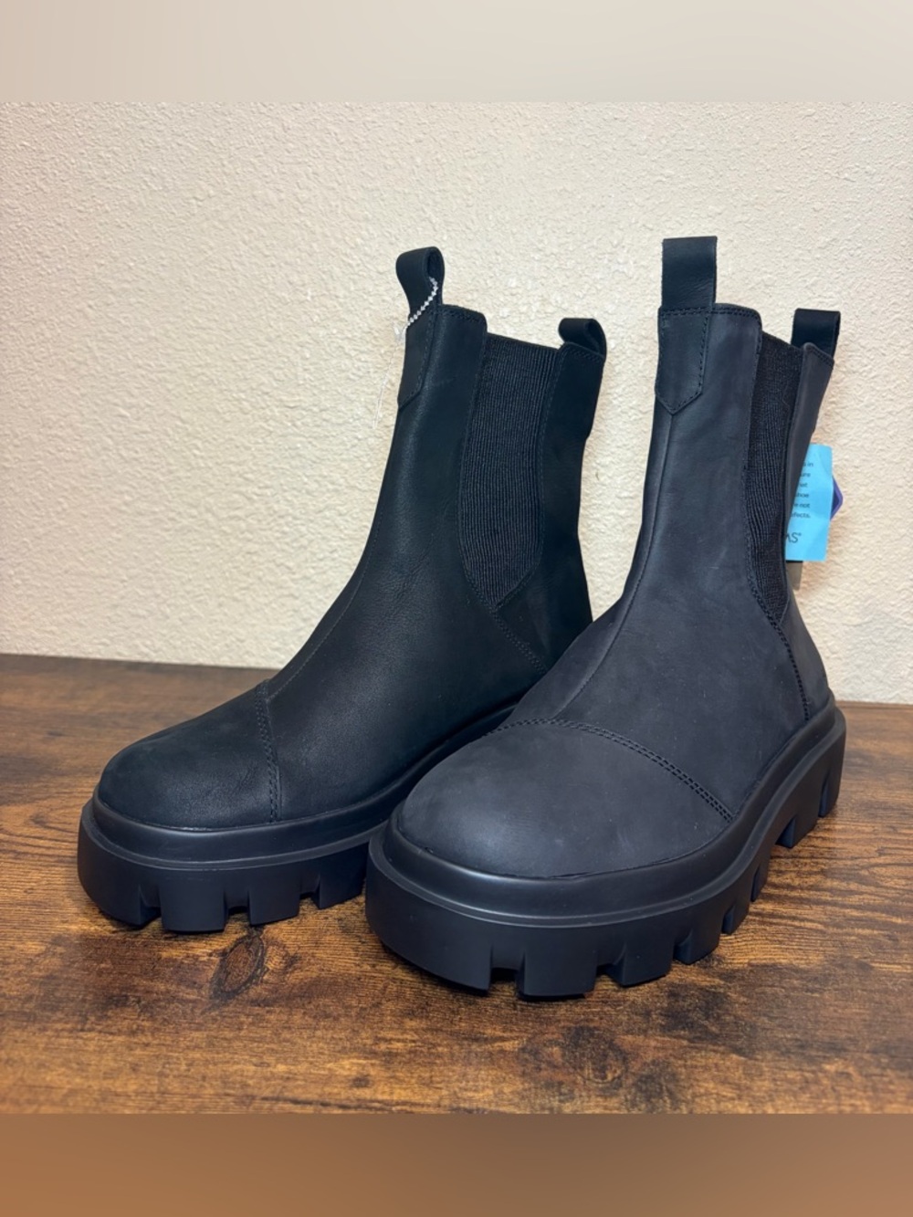 NWT TOMS Rowan Lug Sole Chelsea Boots Black Leather Water Resistant Women's 8 - Picture 2 of 8
